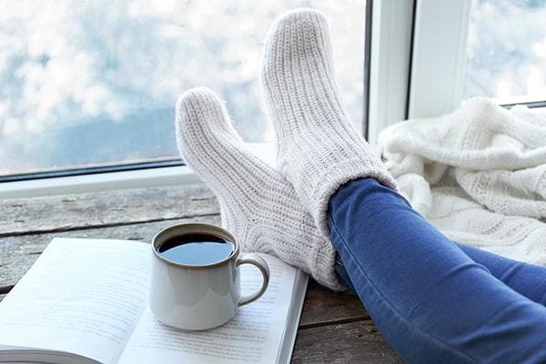 Wollsocken und eine Tasse Tee