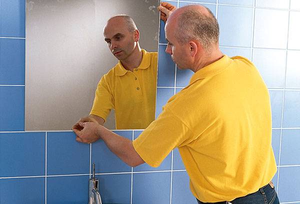 Anbringen eines Spiegels im Badezimmer
