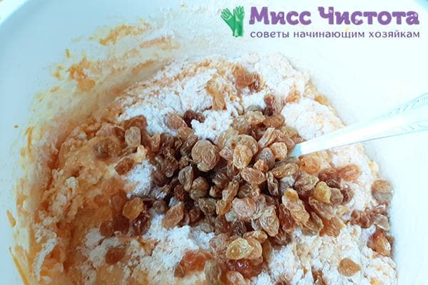 Zugabe der Rosinen zum Teig für den Grießkuchen