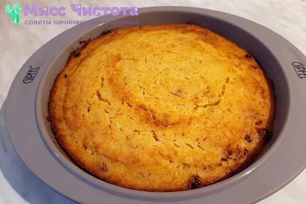 Fertiger Kürbis-Grießkuchen in einer Silikonform