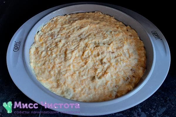 Teig für den Kürbis-Grießkuchen in einer Silikonform
