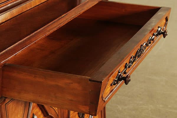 Schublade eines antiken Holz-Büfetts