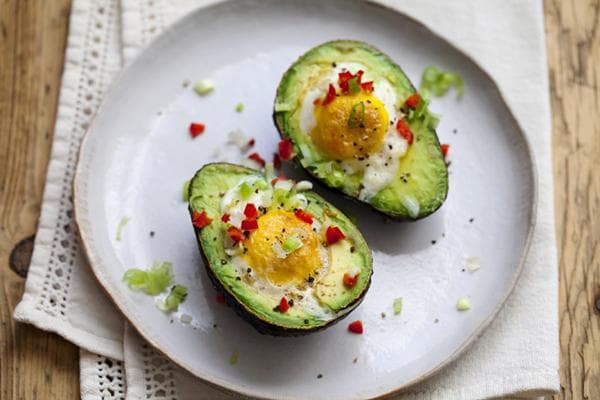 Spiegelei, gebacken mit Avocado
