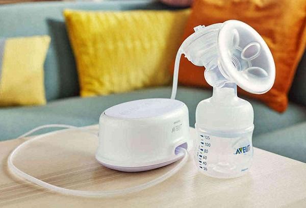 Elektrische Milchpumpe auf dem Tisch