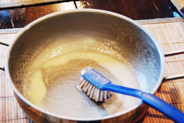 Reinigung einer Bratpfanne mit Natron und Wasserstoffperoxid