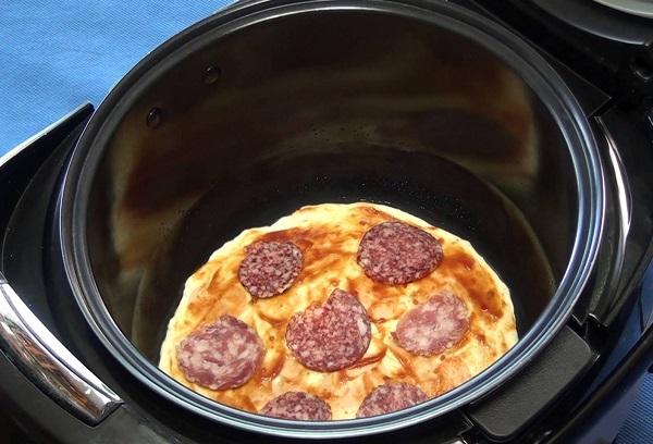 Zubereitung eines Gerichts im Redmond-Multikocher