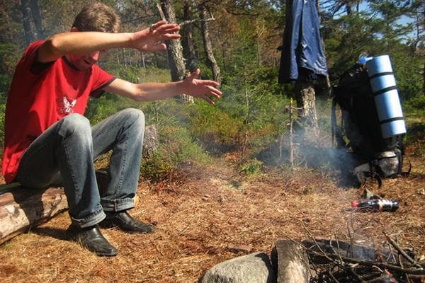 Tourist am Lagerfeuer