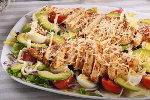 Salat mit Hühnersteaks