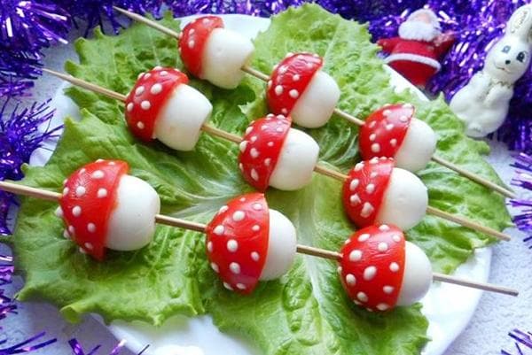 Fliegenpilzchen aus Wachteleiern und Tomaten