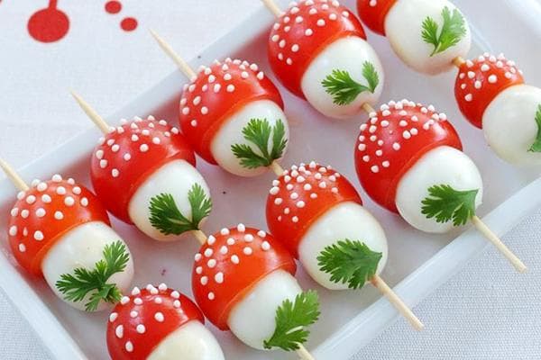 Pilzchen aus Wachteleiern und Tomaten