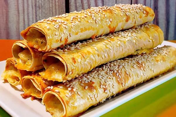 Sesamröllchen mit Fleisch und Gemüse