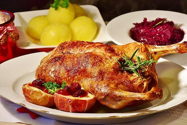 Silvesterente mit Äpfeln