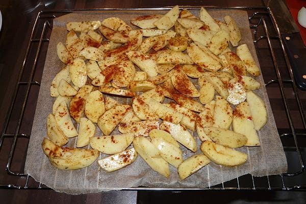 Kartoffelspalten vor dem Backen