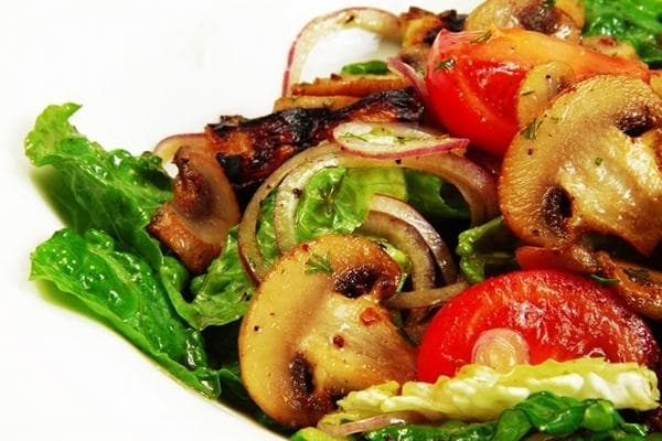 Pilzsalat mit Tomaten