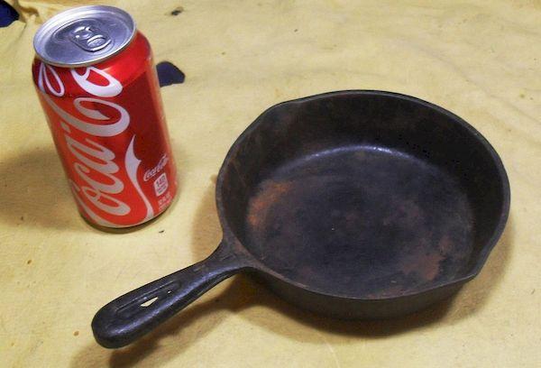 Reinigen Sie die Pfanne mit Coca-Cola