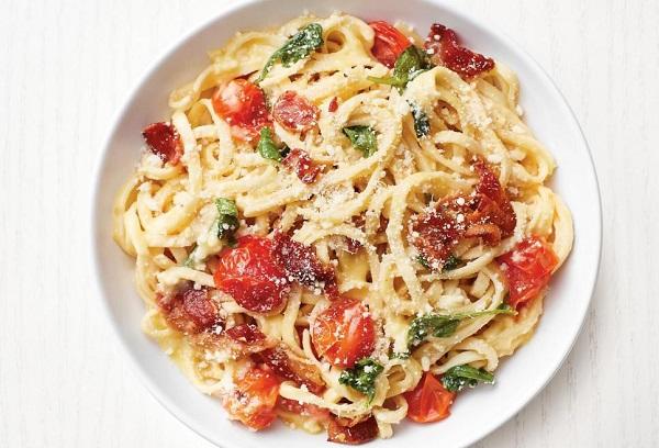 Italienische Pasta mit getrockneten Tomaten