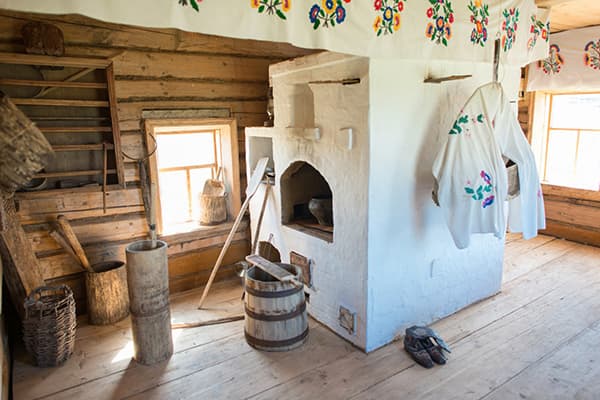 Eine Blockhütte mit Ofen und Dielenboden