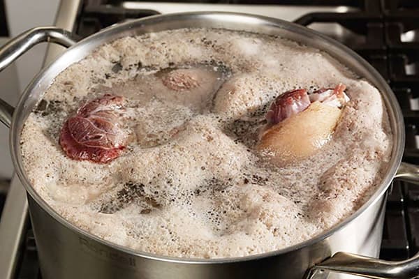 Schaum beim Kochen von Fleisch