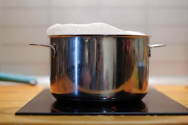Schaum im Topf