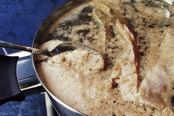 Abschöpfen des Schaums beim Kochen von Fleisch