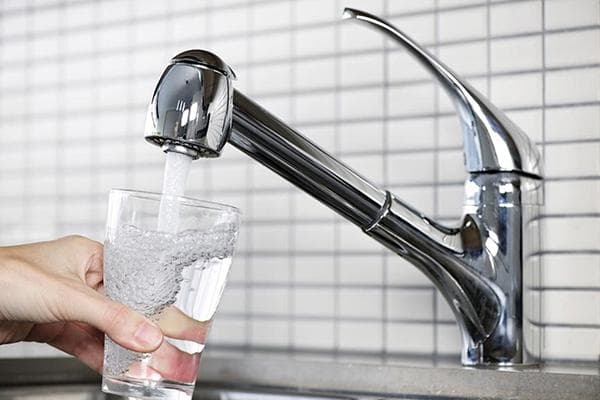 Wasserhahn in der Küche