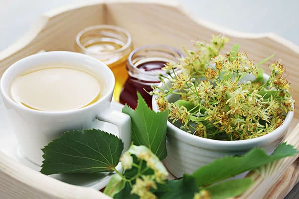Lindenblütentee, Honig und Marmelade