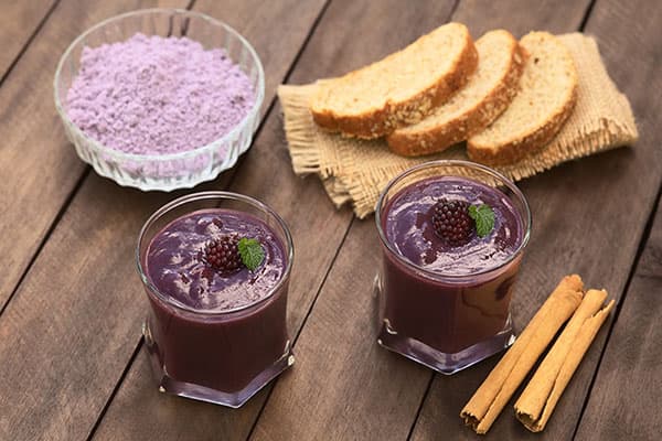 Rohkost-Dessert aus violettem Mais