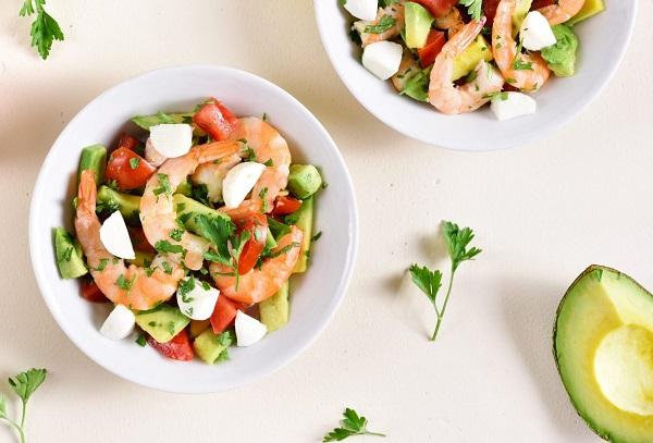 Griechischer Salat mit Garnelen, Kapern und Avocado