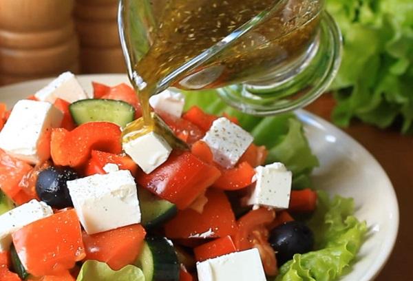 Rezepte für griechischen Salat mit Gewürzen