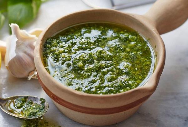 Würzige Pesto-Soße mit Oregano