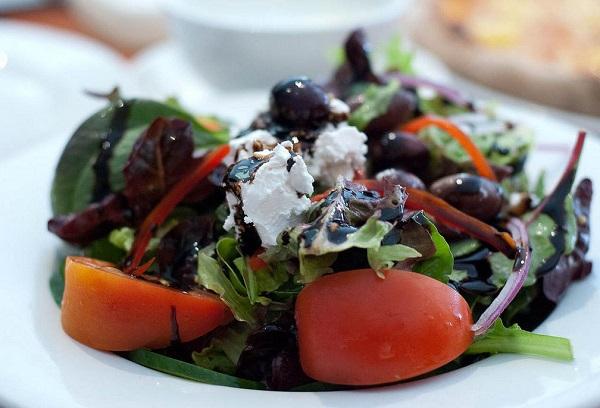 Griechischer Salat mit Basilikum und gebackener Rote Bete