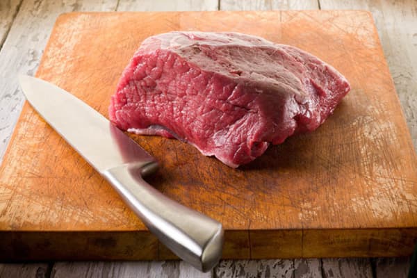 Fleisch auf dem Schneidebrett