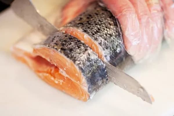 Zerlegen von rotem Fisch