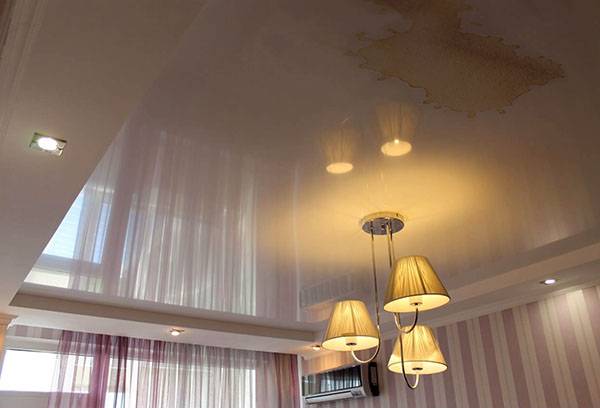 Fleck an der Spanndecke