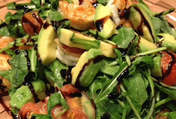 Salat mit Rucola, Garnelen und Avocadofruchtfleisch