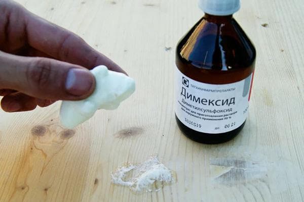 Entfernen eines Flecks von Montageschaum mit Dimexid