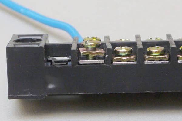 Konstruktion einer Schraubklemme mit Metallplatten