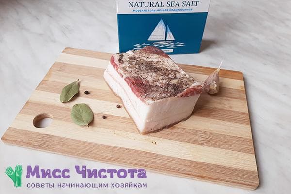 Speck, Gewürze und jodiertes Salz
