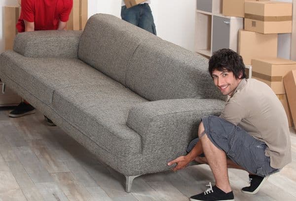 Verschieben eines Sofas in der Wohnung