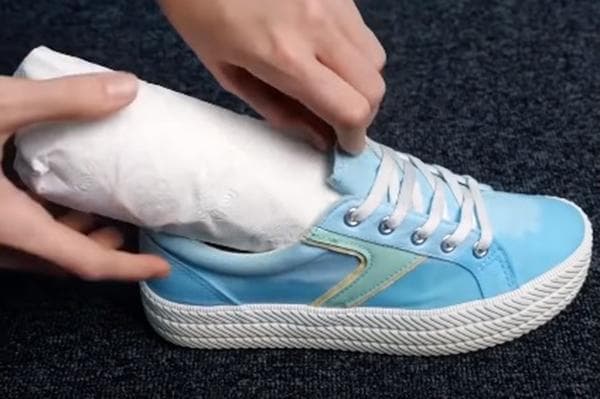 Schuhtrockner aus einer Flasche mit Wasser und Toilettenpapier