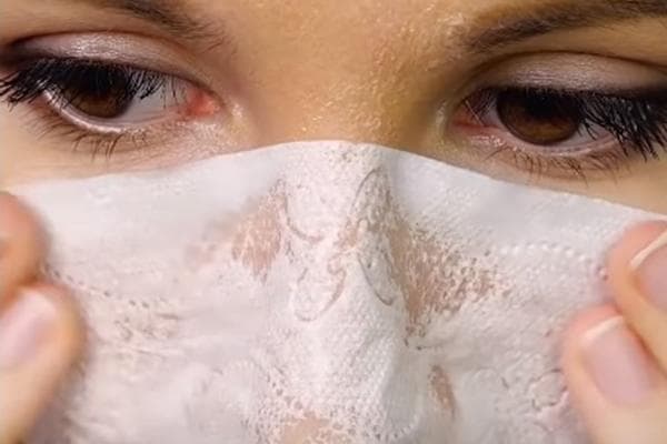 Gesichtsmaske aus Toilettenpapier