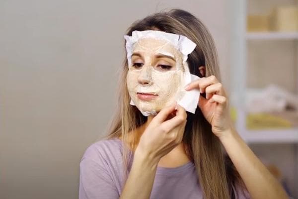 Gesichtsmaske aus Eiweiß und Toilettenpapier
