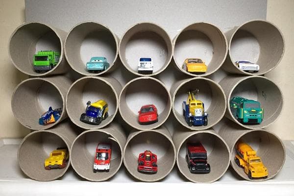 Organizer für Spielzeugautos aus Toilettenpapierrollen