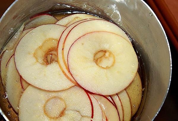 Äpfel im Sirup