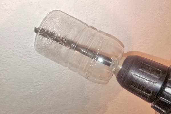 Aufsatz aus einer abgeschnittenen Flasche auf den Bohrer