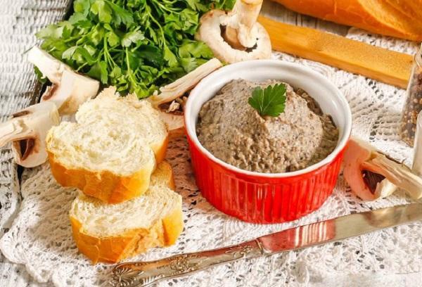 Pastete aus Sojakäse mit Pilzen und Kräutern