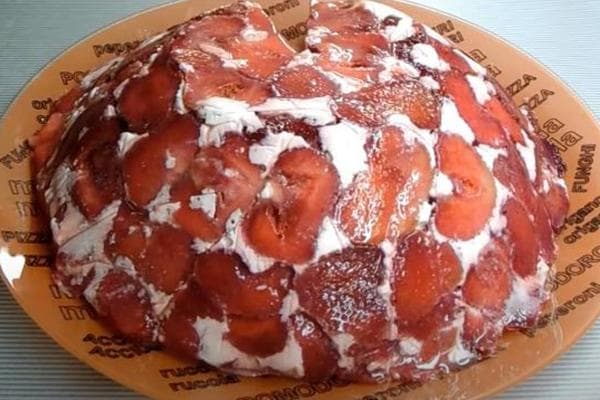 Marshmallow-Kuchen mit Erdbeeren