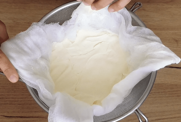 Käse im Tuch.