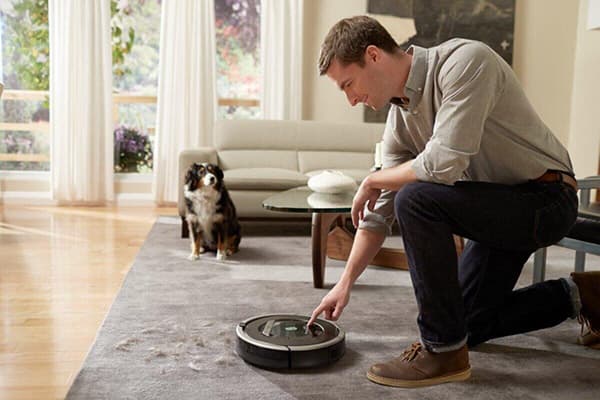 Roboter-Staubsauger in einer Wohnung mit Hund