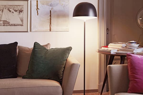 Stehleuchte neben dem Sofa